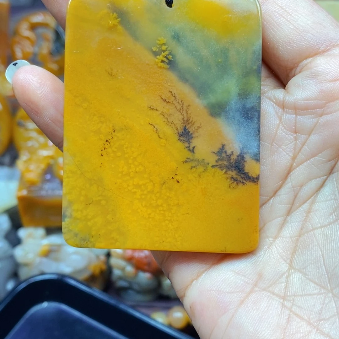 未镶嵌石英质玉（黄龙玉）颈饰