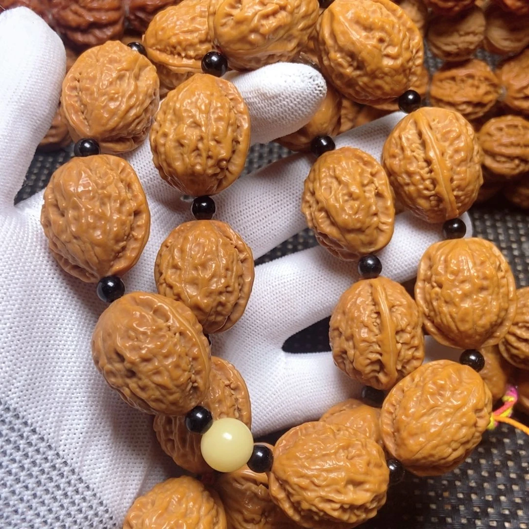 文玩核桃吊坠大手持