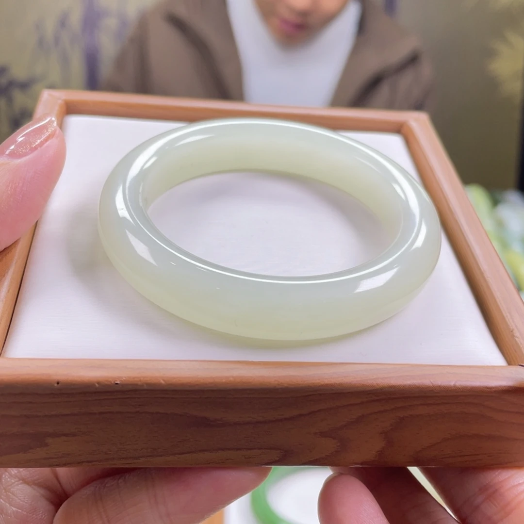 和田玉未镶嵌手镯51圈