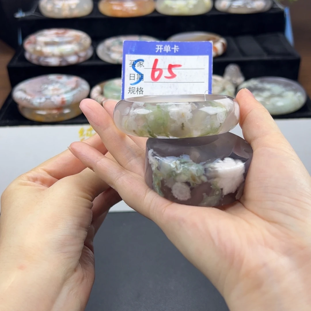玉***子石英质玉未镶嵌手镯
