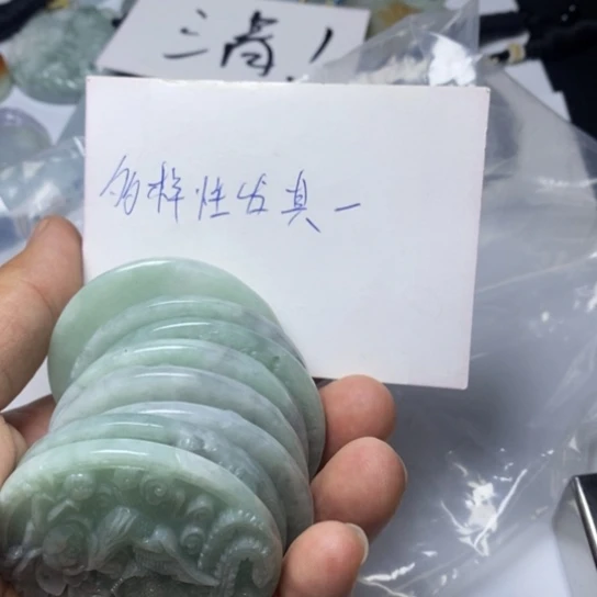 °****翡翠未镶嵌颈饰翡翠