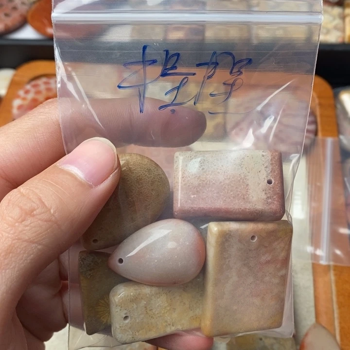 硅化玉颈饰足金镶嵌捏*～