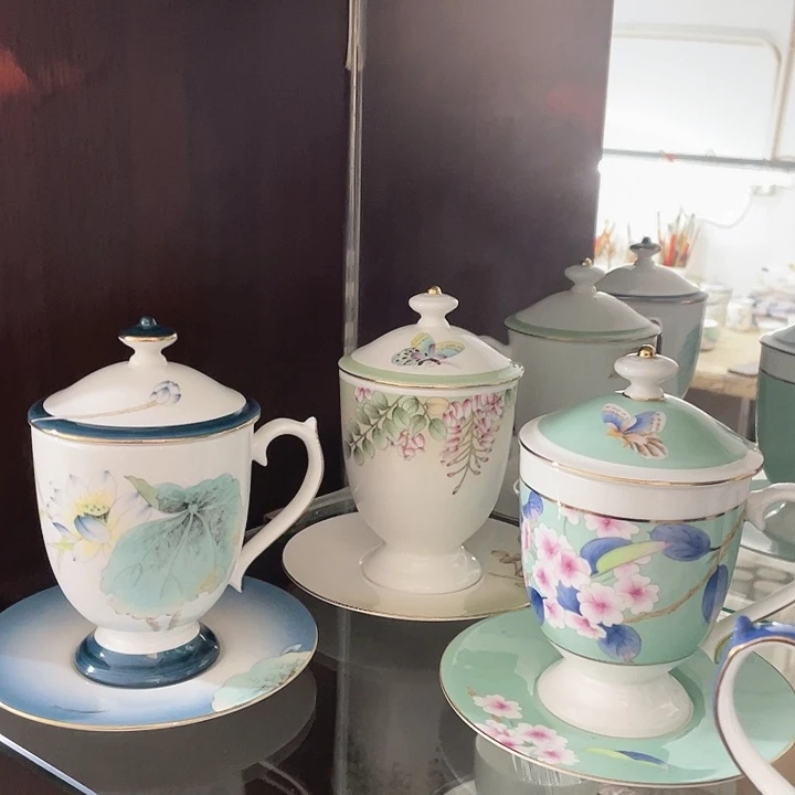 手绘精品盖杯。