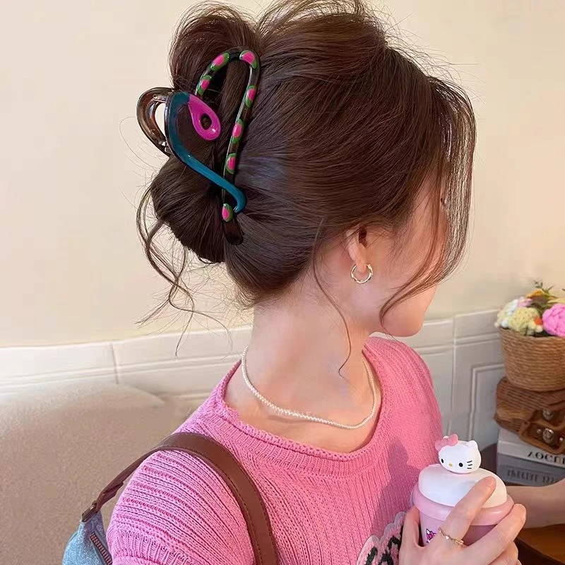 爱心撞色抓夹女2025新款小众高级感大号鲨鱼夹后脑勺丸子头发夹潮