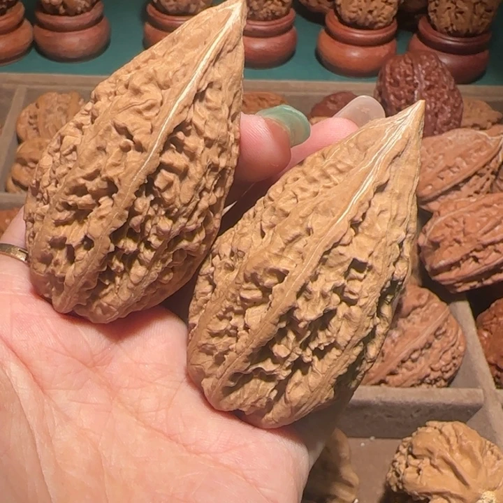 哐***斯文玩核桃吊坠凤冠枪