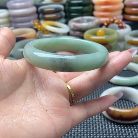 石英岩玉未镶嵌手镯