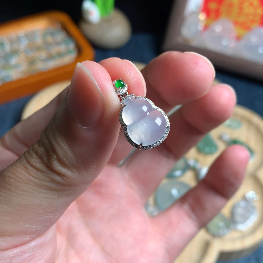 翡翠18K金镶嵌颈饰葫芦