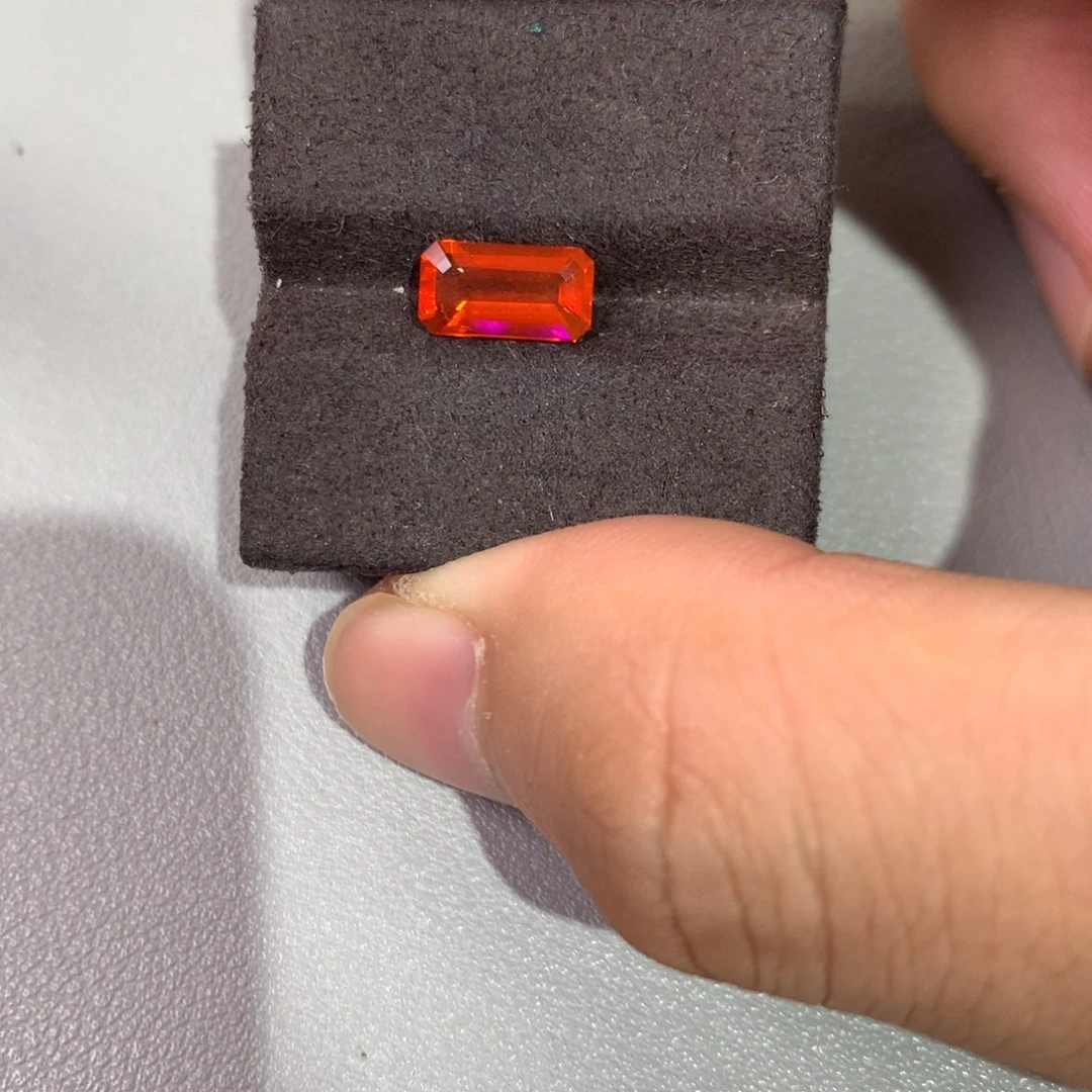 火欧泊未镶嵌笔搁1.07克拉