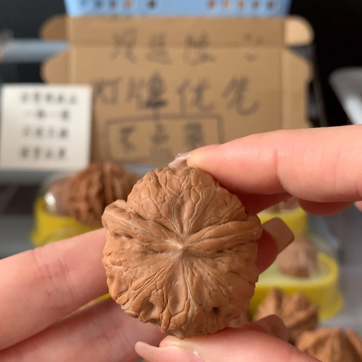 举***独吊坠文玩核桃异形单只，有瑕疵