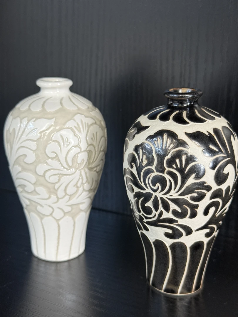 磁州窑黑刻缠枝牡丹迷你梅瓶