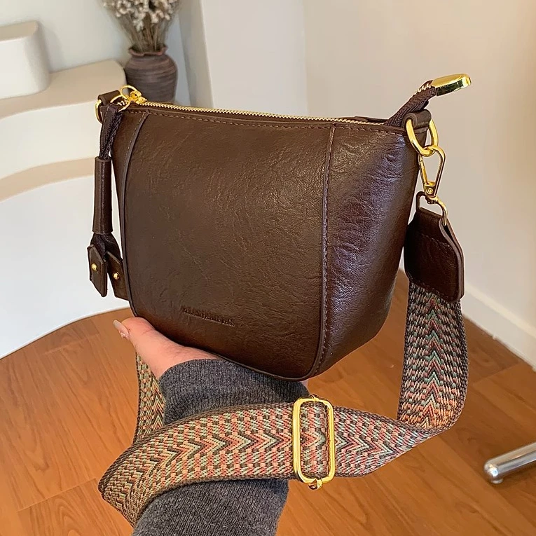 2025秋冬 小众新款大容量通勤单肩腋下包纯色饺子包宽肩带斜爆款