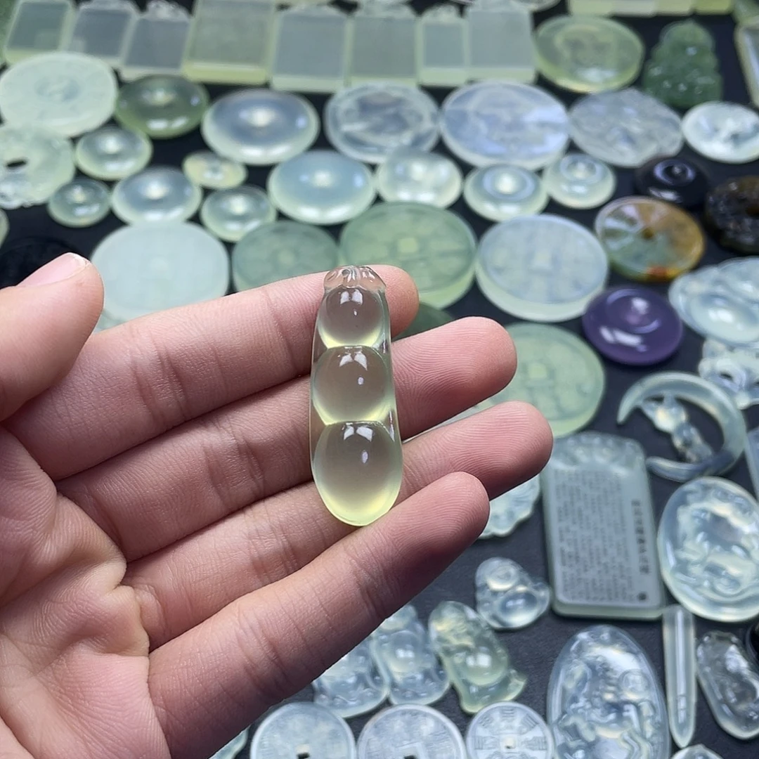 岫玉未镶嵌颈饰豆子