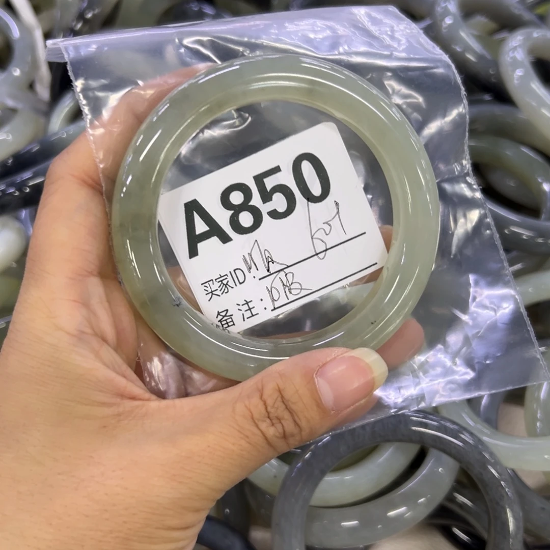 顺***然蛇纹石玉未镶嵌手镯