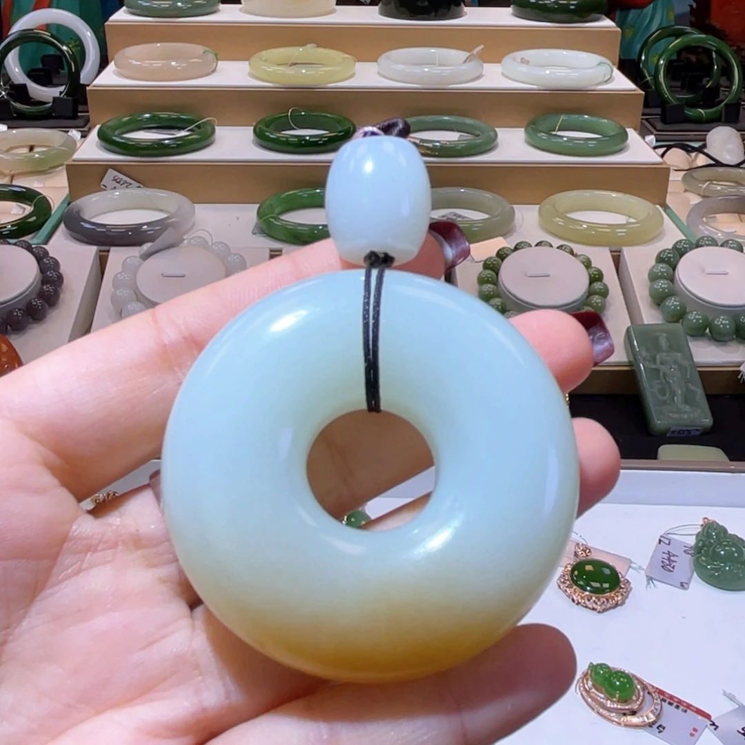 颈饰未镶嵌和田玉高品糖玉吊坠