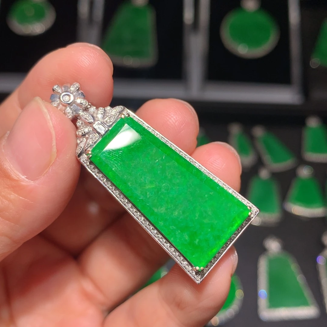 翡翠颈饰18K金镶嵌翡翠