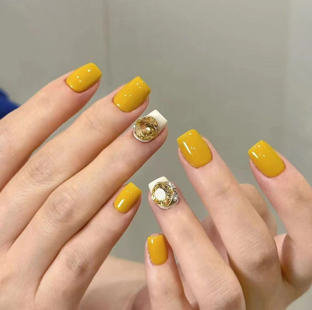 “小鸡黄”新款穿戴甲夏日柠檬黄纯色显白美甲甲片2025最火爆款