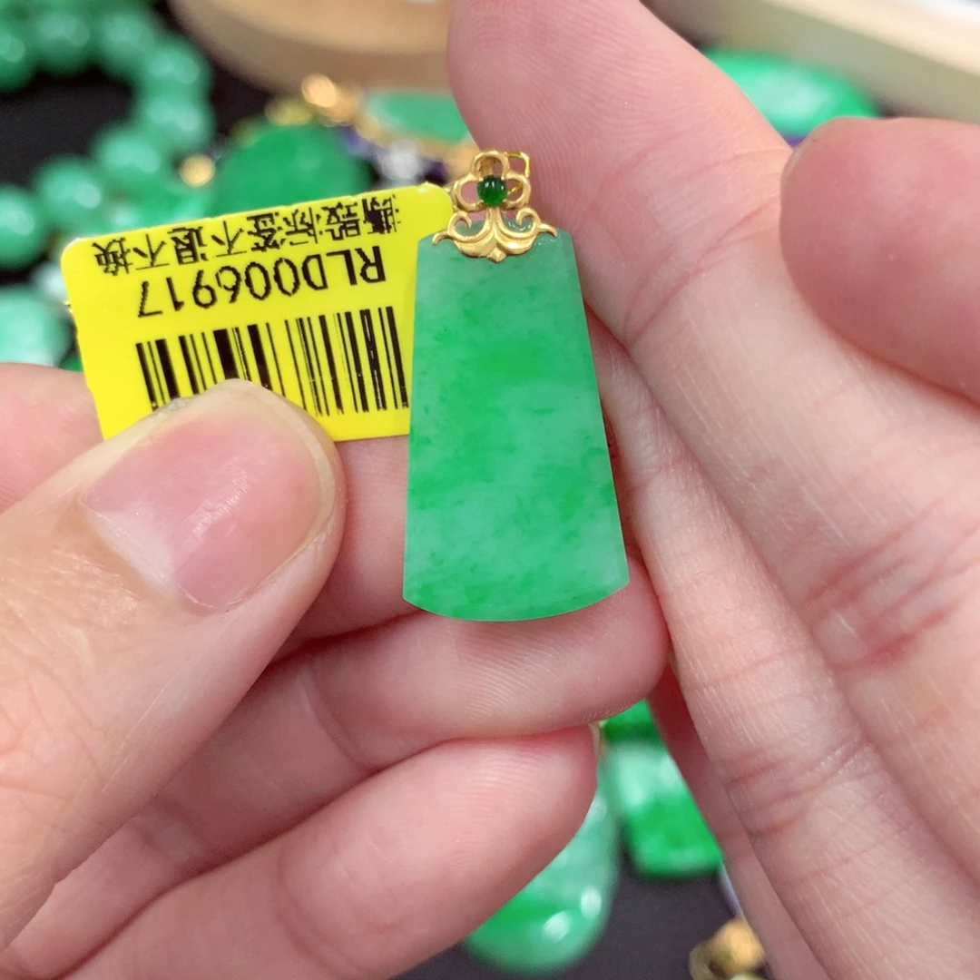 颈饰18K金镶嵌翡翠