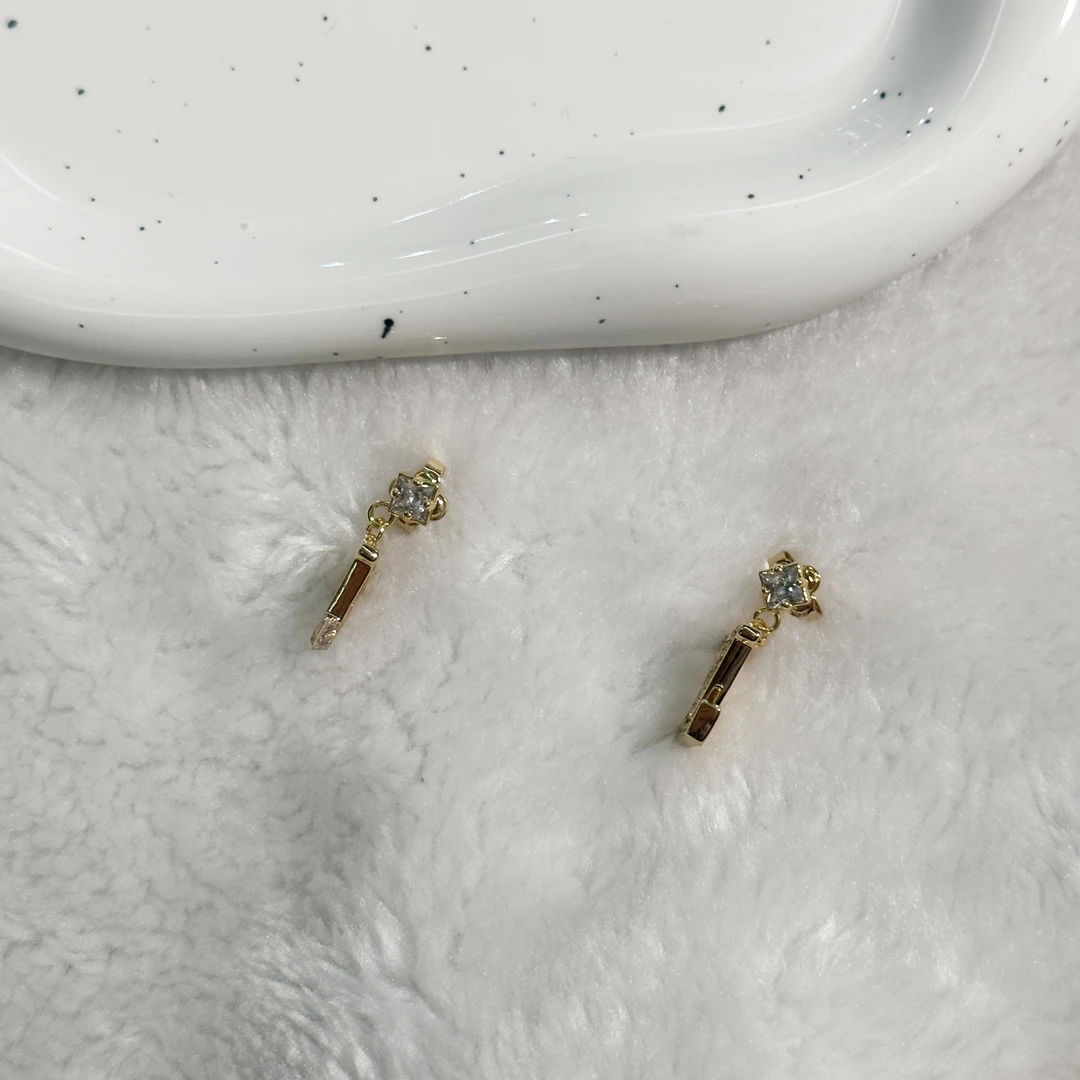 铜合金合成锆石耳饰 耳钉5498轻奢时尚