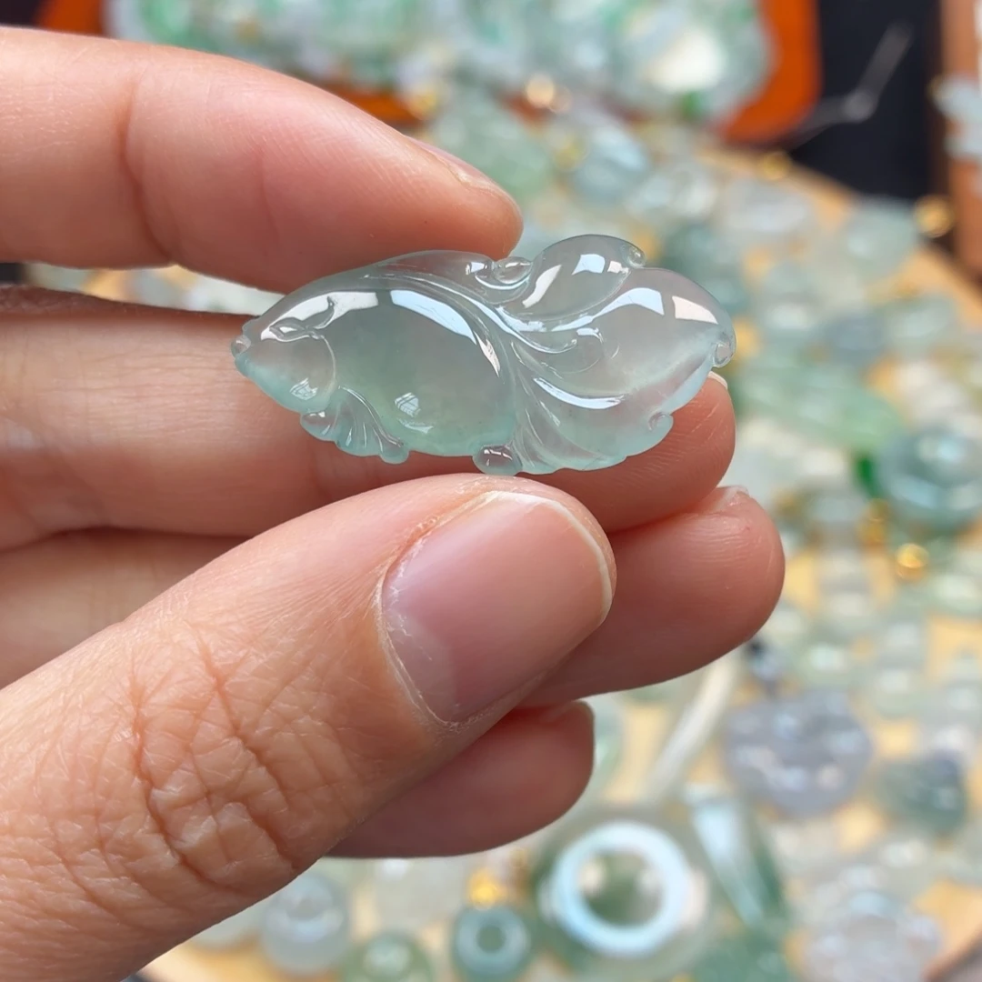 翡翠未镶嵌颈饰鱼