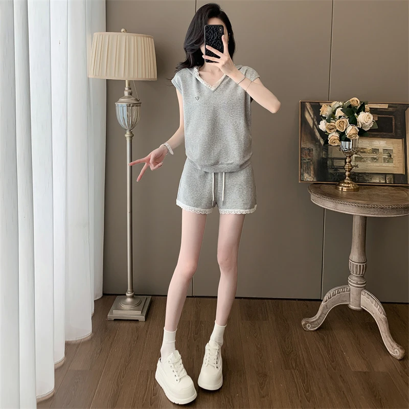 灰色休闲套装女夏季新款洋气减龄蕾丝拼接连帽短袖短裤运动两件套