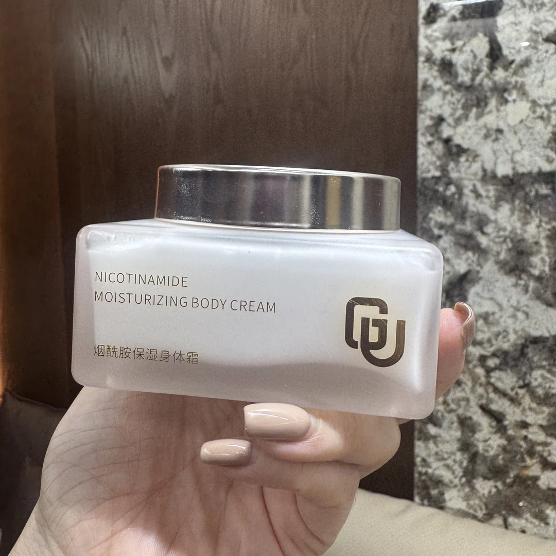 倍聪十年:GU烟酰胺保湿身体霜
