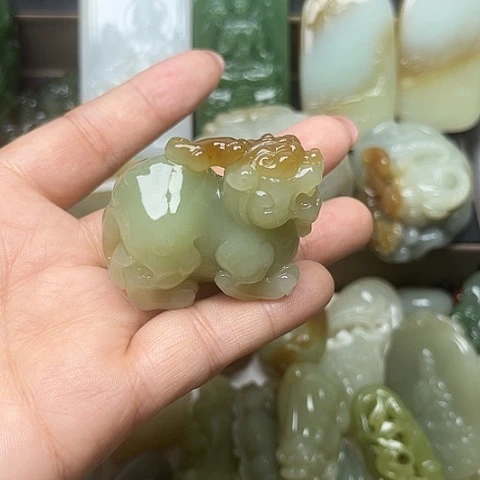 颈饰未镶嵌和田玉山**海