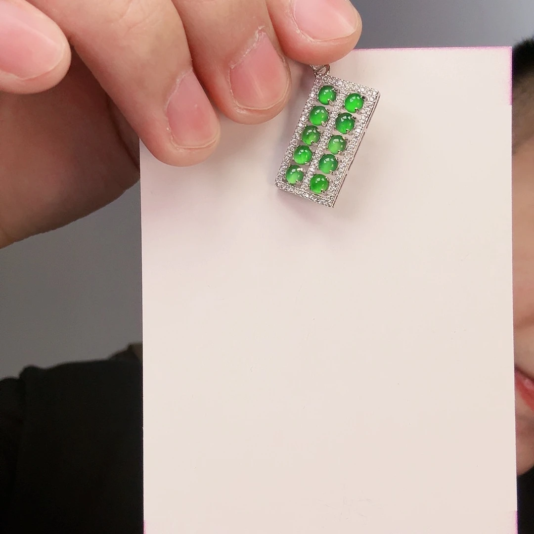 翡翠颈饰未镶嵌一件