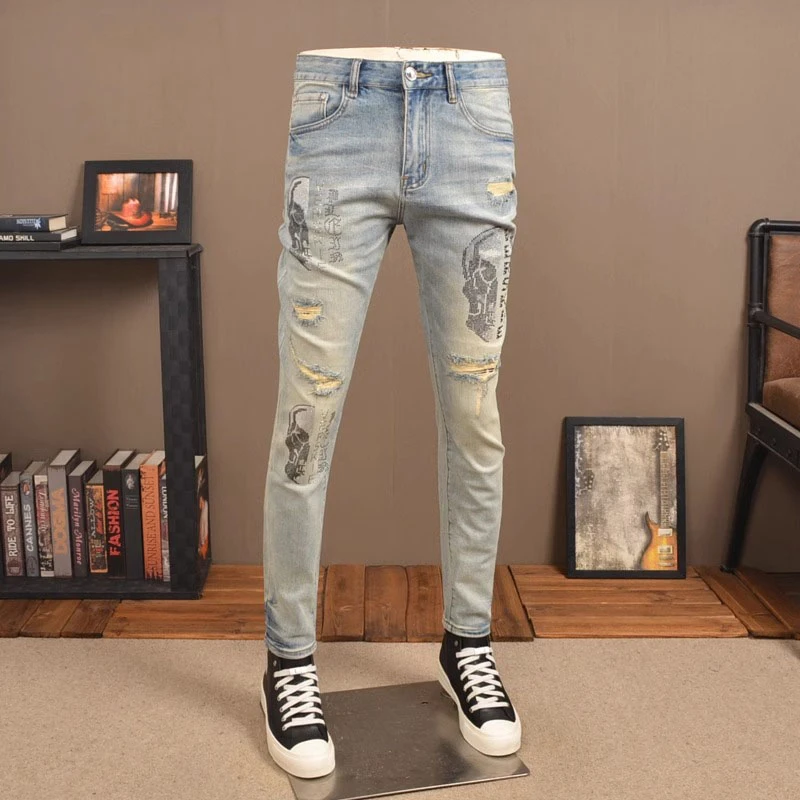 臣吾春夏浅色破洞牛仔裤男弹力修身潮牌高端骷髅头烫钻水洗休闲