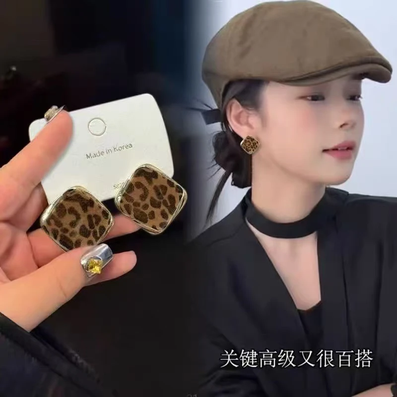 铜合金耳饰 秋冬新款复古时髦咖色豹纹几何方形耳环女高级感A24