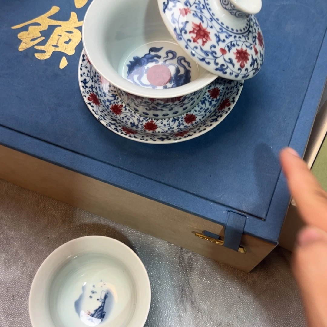 白青花釉里红缠枝莲马蹄盖碗
