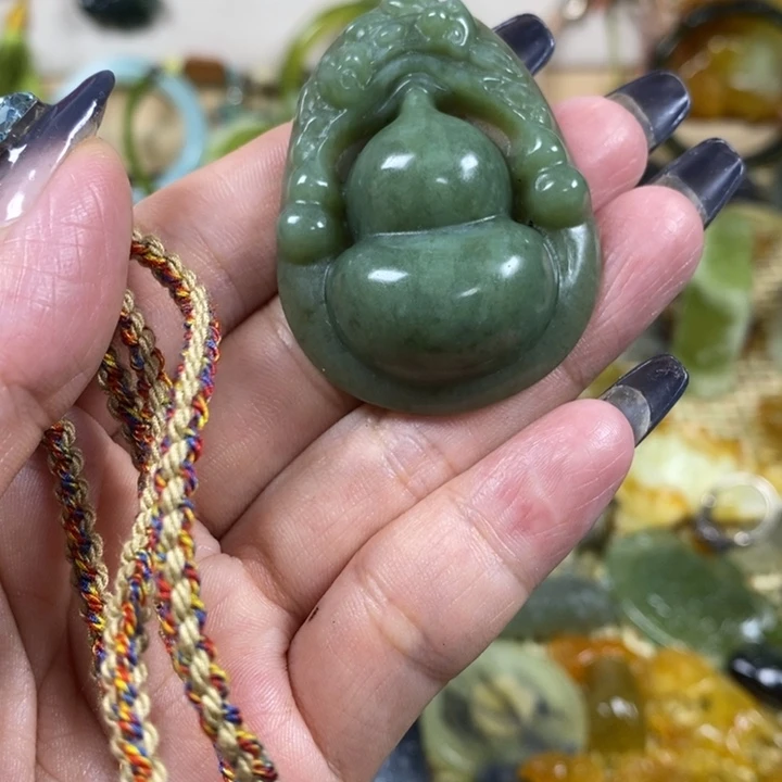 未镶嵌蛇纹石玉吊坠