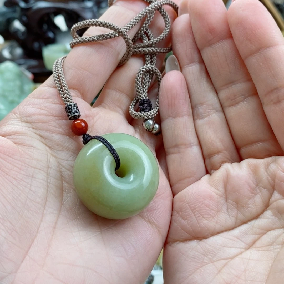 透闪石质玉颈饰未镶嵌