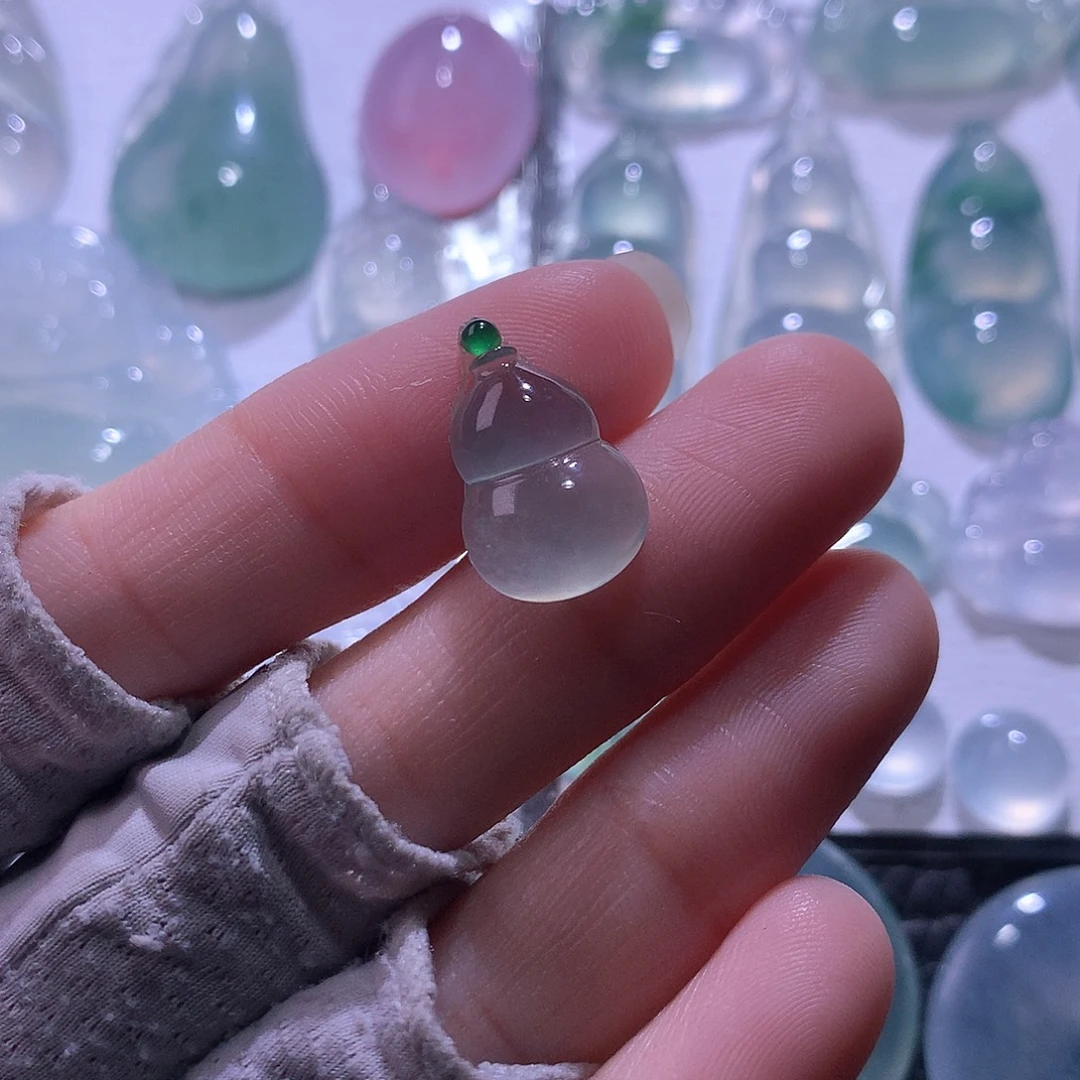 翡翠未镶嵌颈饰葫芦