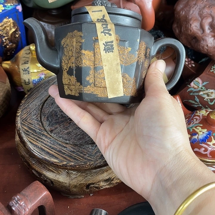 茶壶红泥原矿泥料手工制作的一把紫砂壶。