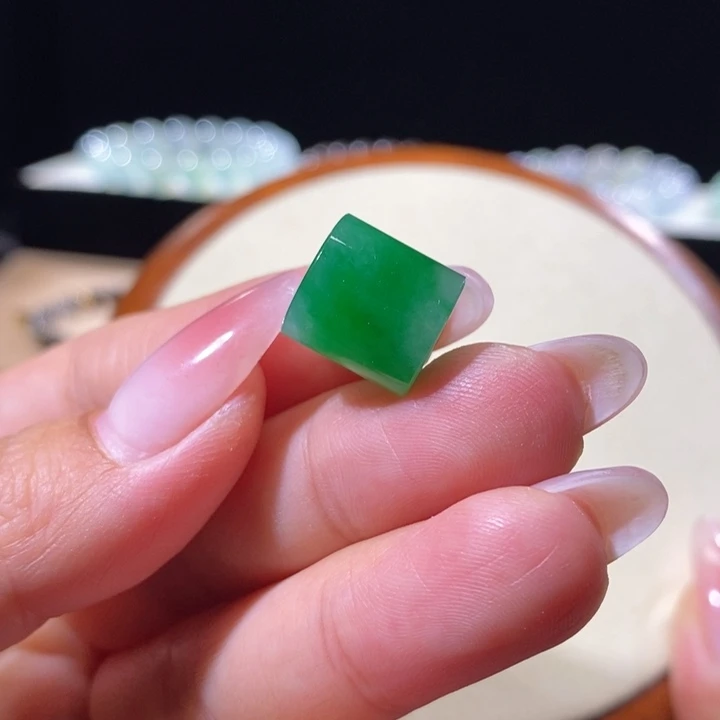 翡翠未镶嵌吊坠(不含链)翡翠冰辣绿色桶珠
