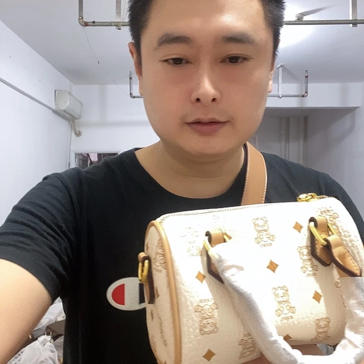 黄牛皮（革）鳄鱼皮（革）犏牛皮（革）