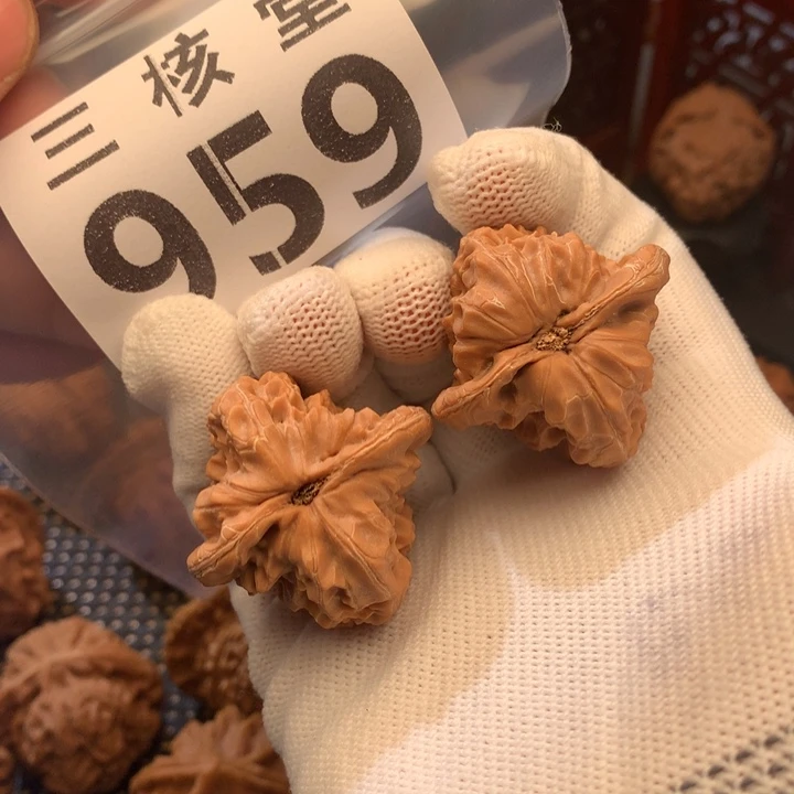 文玩核桃吊坠白蛇骨37