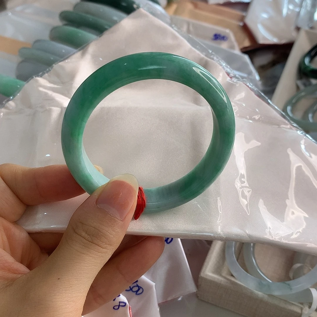 翡翠手镯未镶嵌满绿54.7