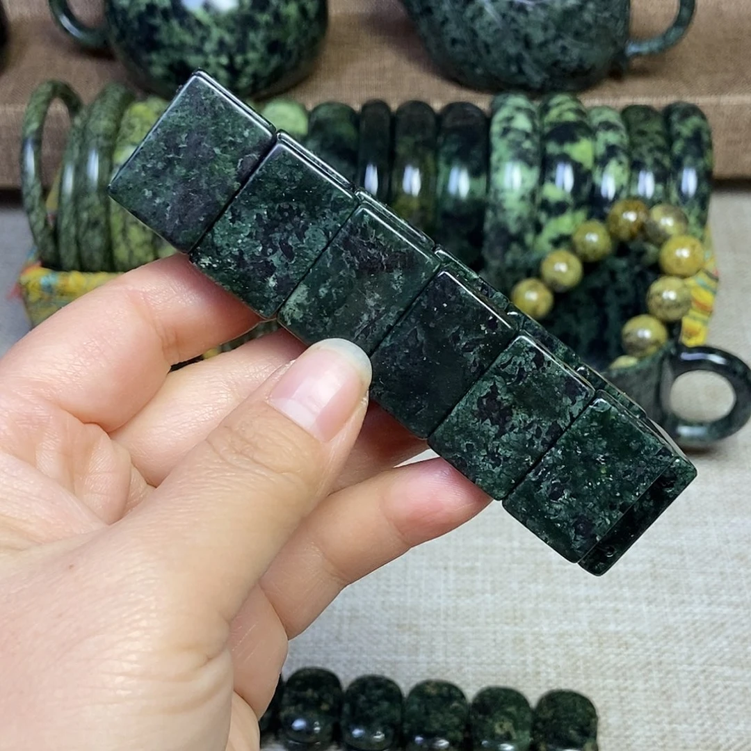 蛇纹石玉未镶嵌梅花玉