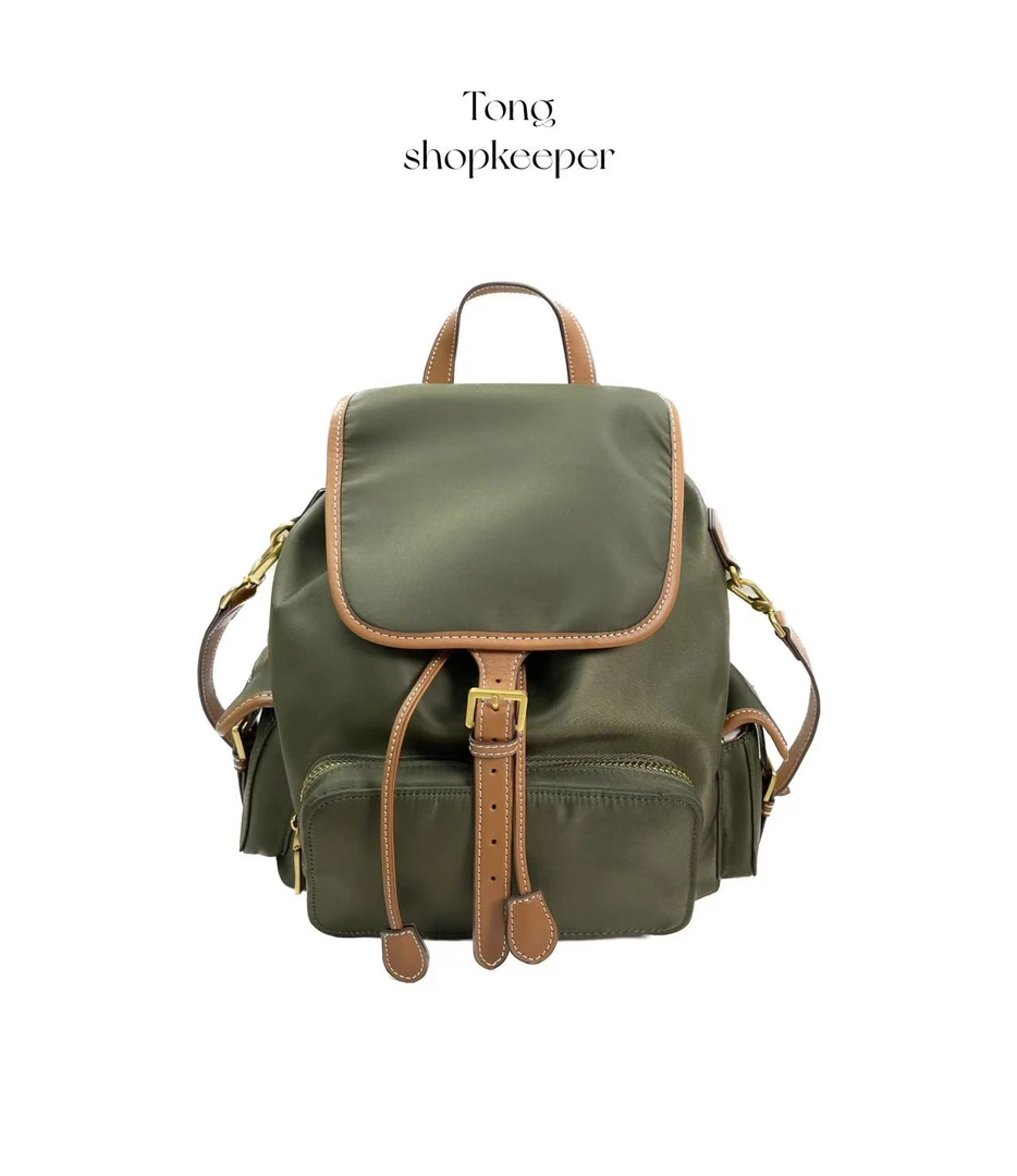 QJ/彤掌柜1682211 掌柜新款2025时装秀款挂绳设计字母美式双肩包