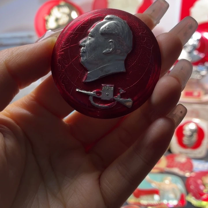 發***發爷爷像章一枚品相如图