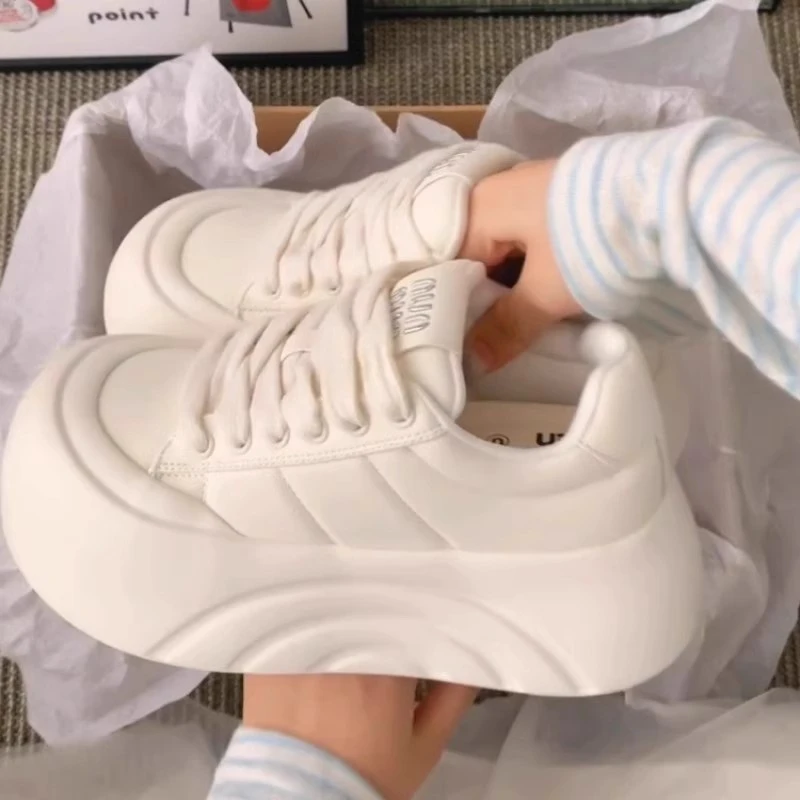 圆头厚底松糕小白鞋女款2025春秋季新款增高面包鞋休闲百搭板鞋子
