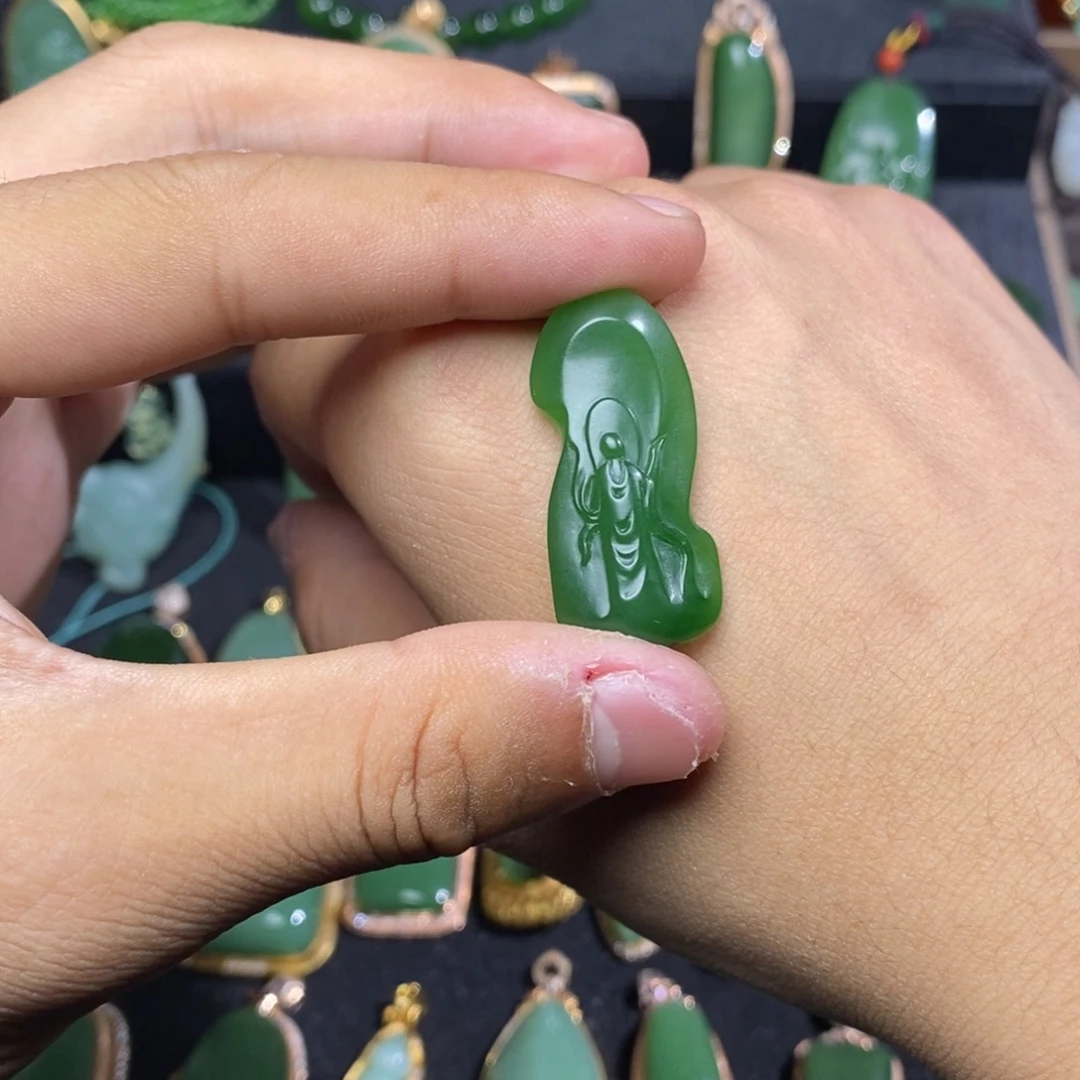 颈饰未镶嵌和田玉（碧玉）