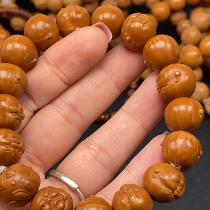 猴头核桃吊坠橄榄枝上