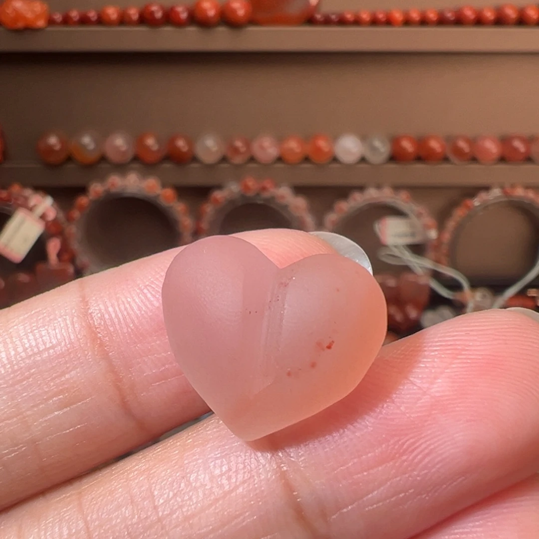 未镶嵌川料南红玛瑙屁桃心