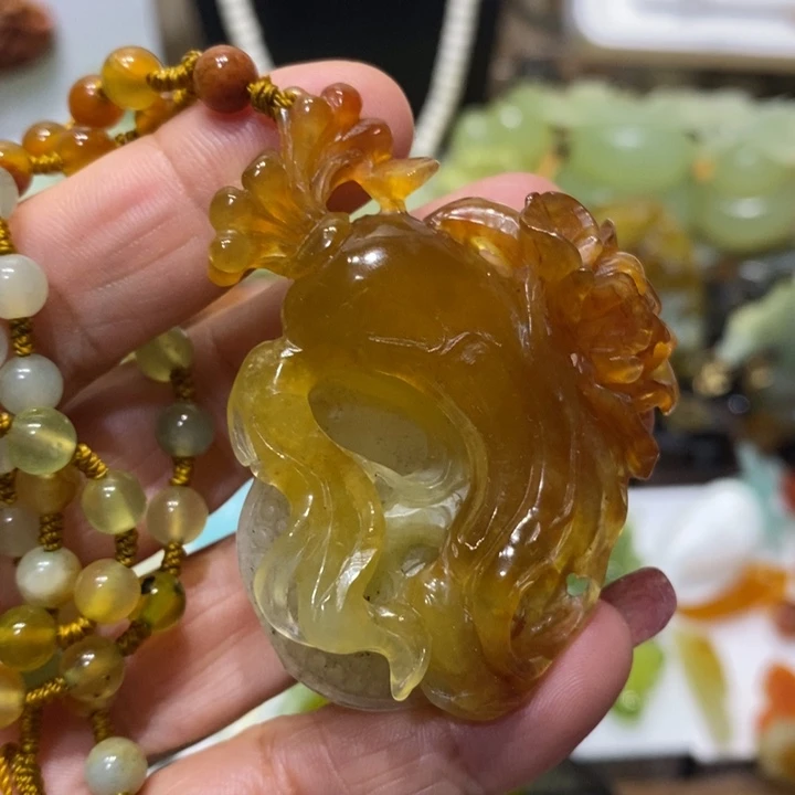 凤***槃未镶嵌蛇纹石玉挂坠