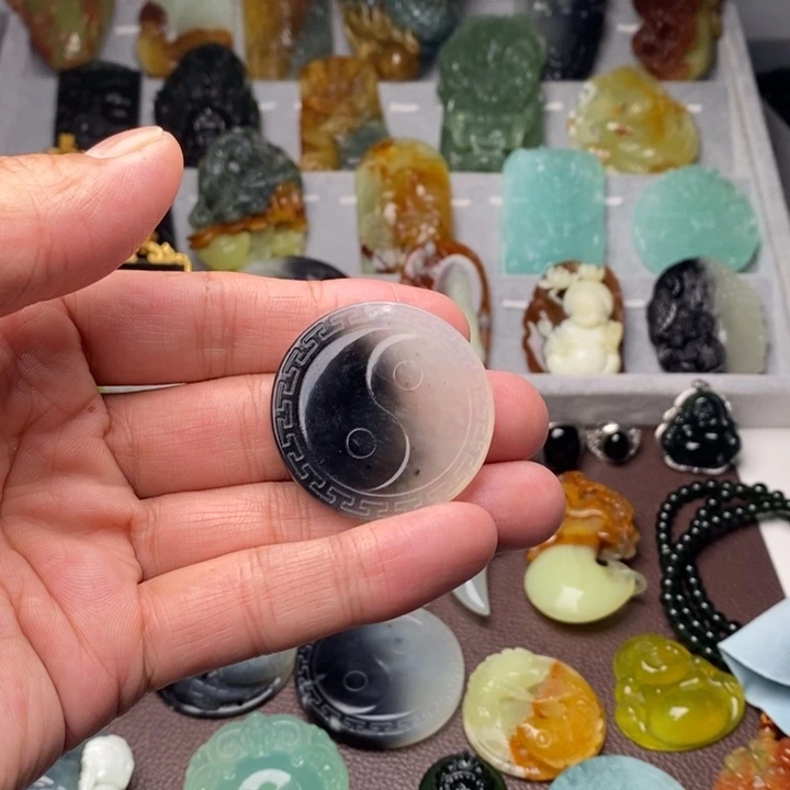 蛇纹石玉颈饰未镶嵌一**生