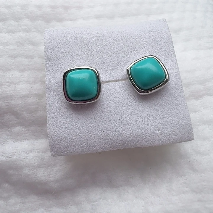 尺寸：9➕绿方形耳钉耳饰一对，男女佩戴款，时尚简约，佩戴大气