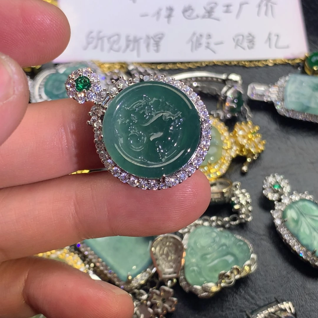 翡翠颈饰未镶嵌麒麟牌