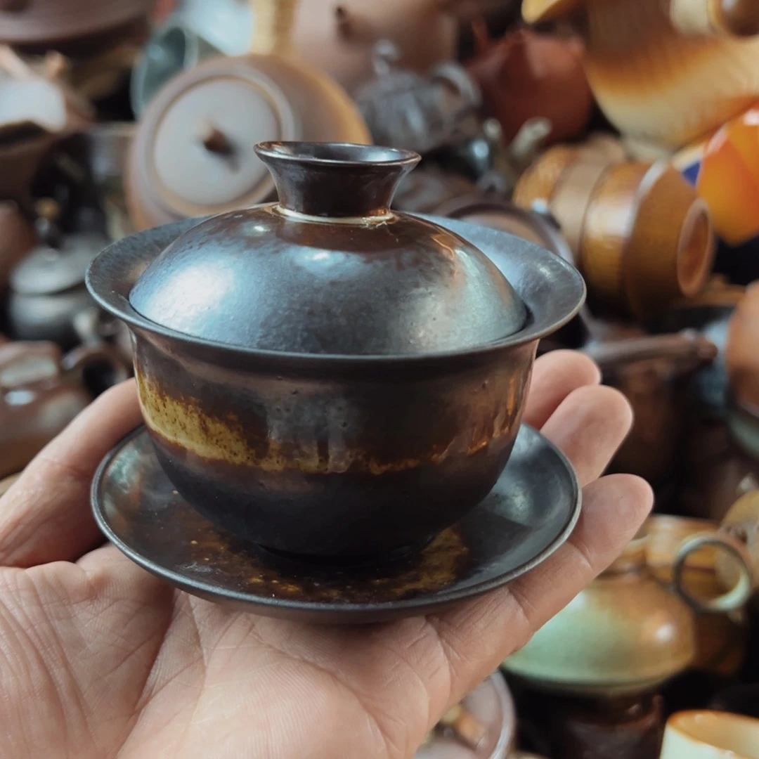 瓷片罐口的形状也非常奇特呢哈哈好的是